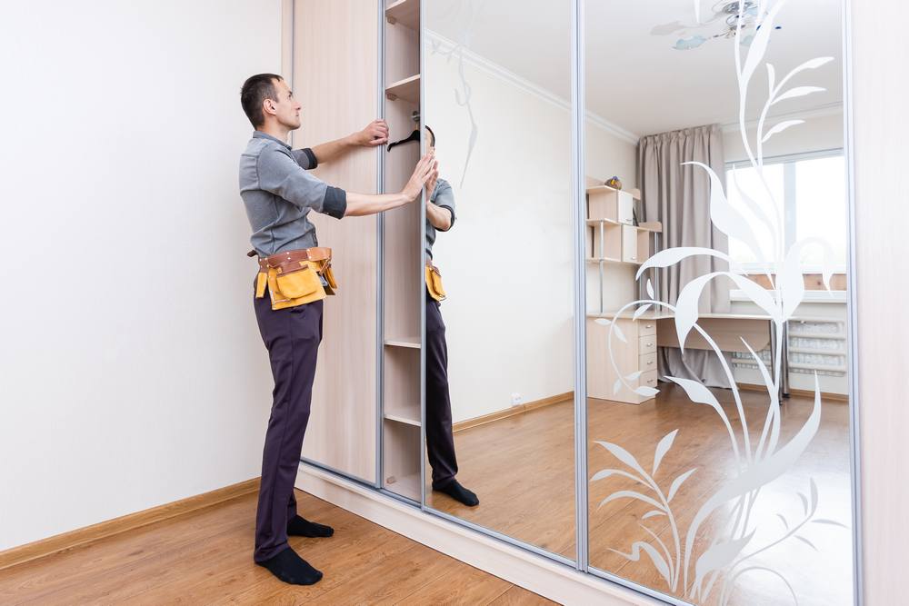 Шкаф купе с зеркалом: преимущества и недостатки